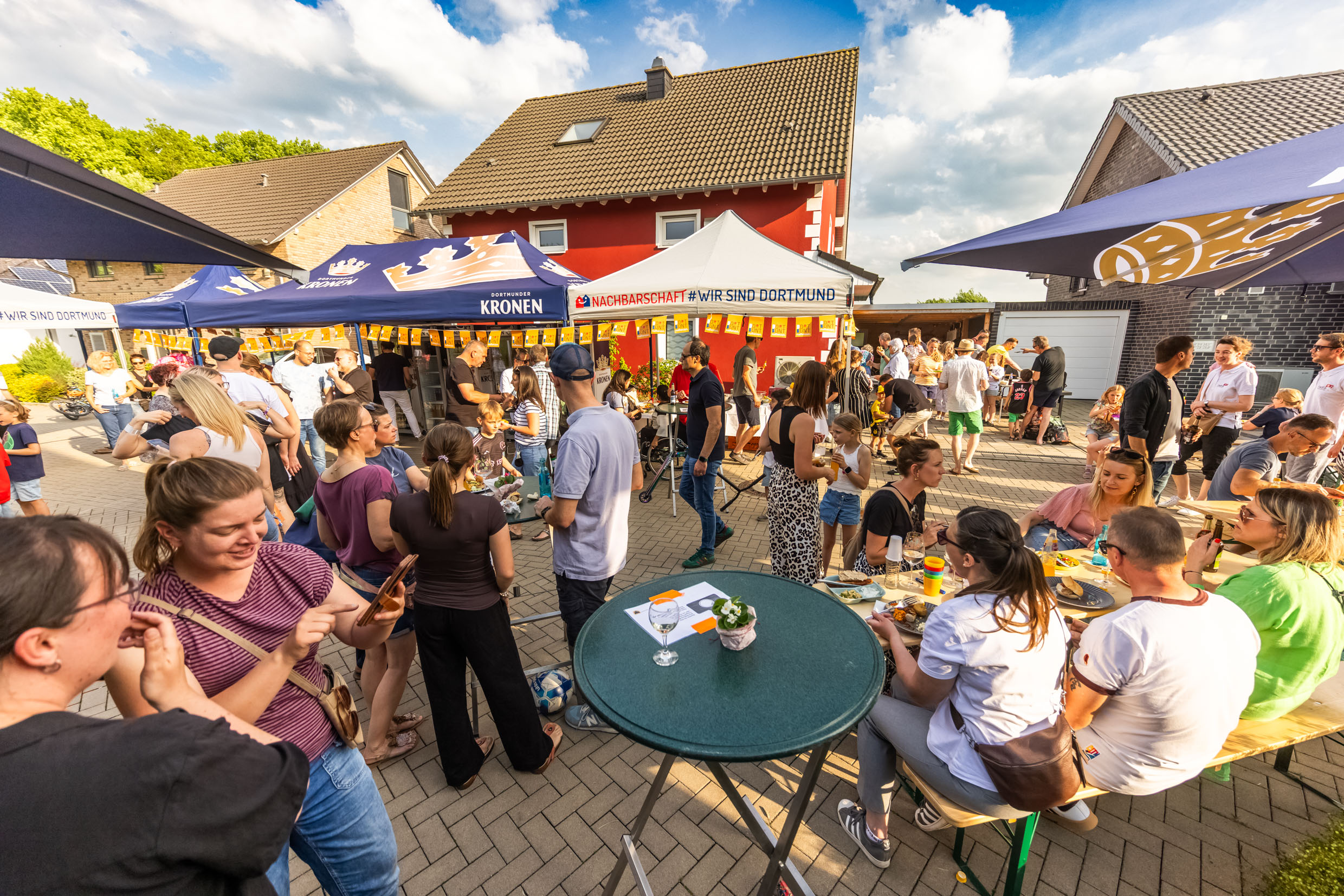 Viele Menschen beim Nachbarschaftsfest Rahm.