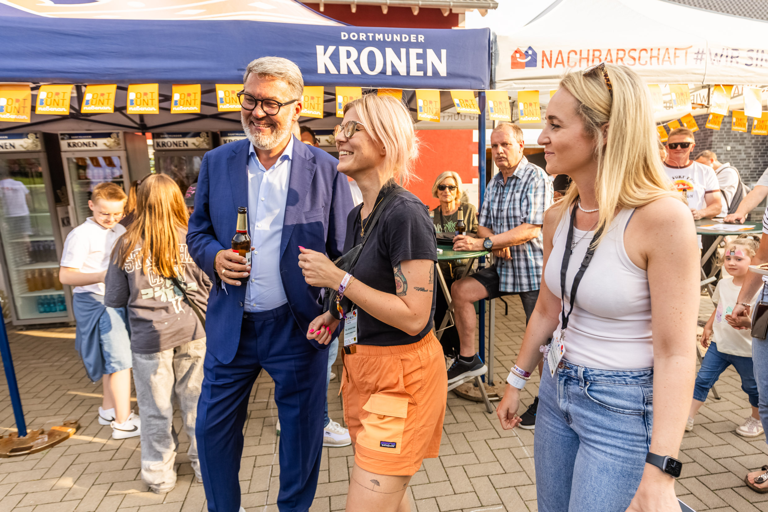Oberbürgermeister Westphal mit zwei jungen Frauen beim Nachbarschaftsfest Rahm.