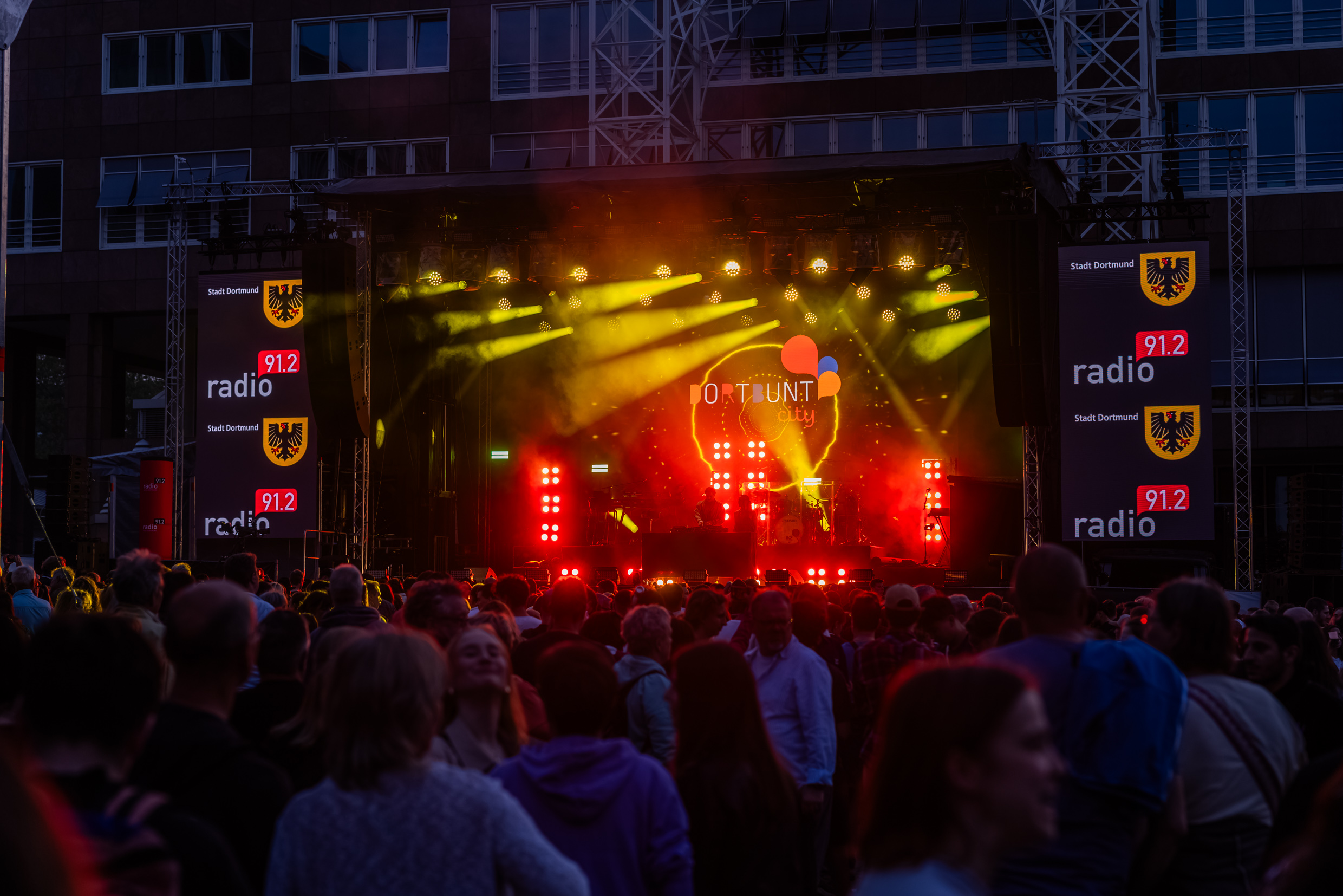 DJ Duo efuru & Jimmi Flammia auf dem Friedensplatz.