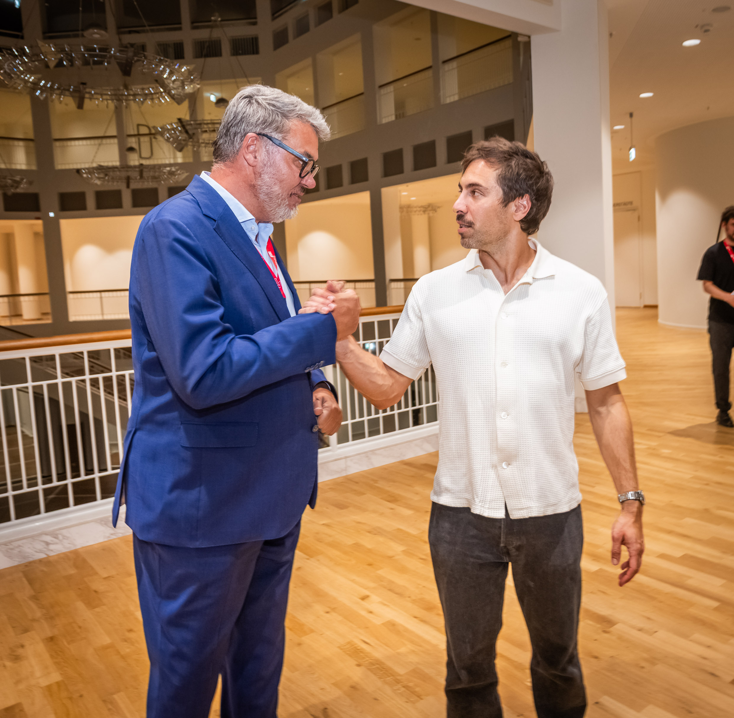 Oberbürgermeister Thomas Westphal und Max Giesinger im Rathaus.