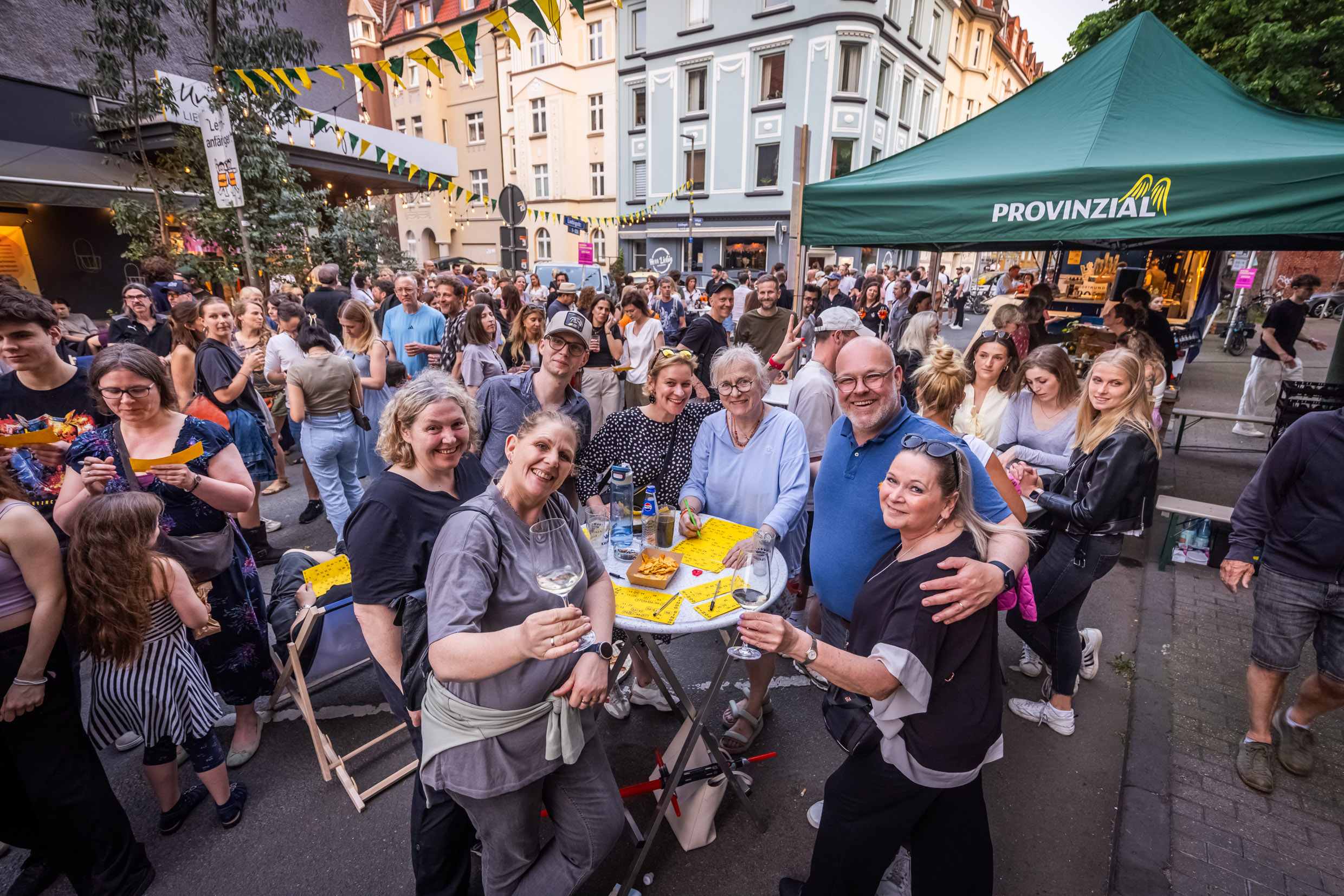Menschengruppe beim Nachbarschaftsfest im Dortmunder Kreuzviertel.