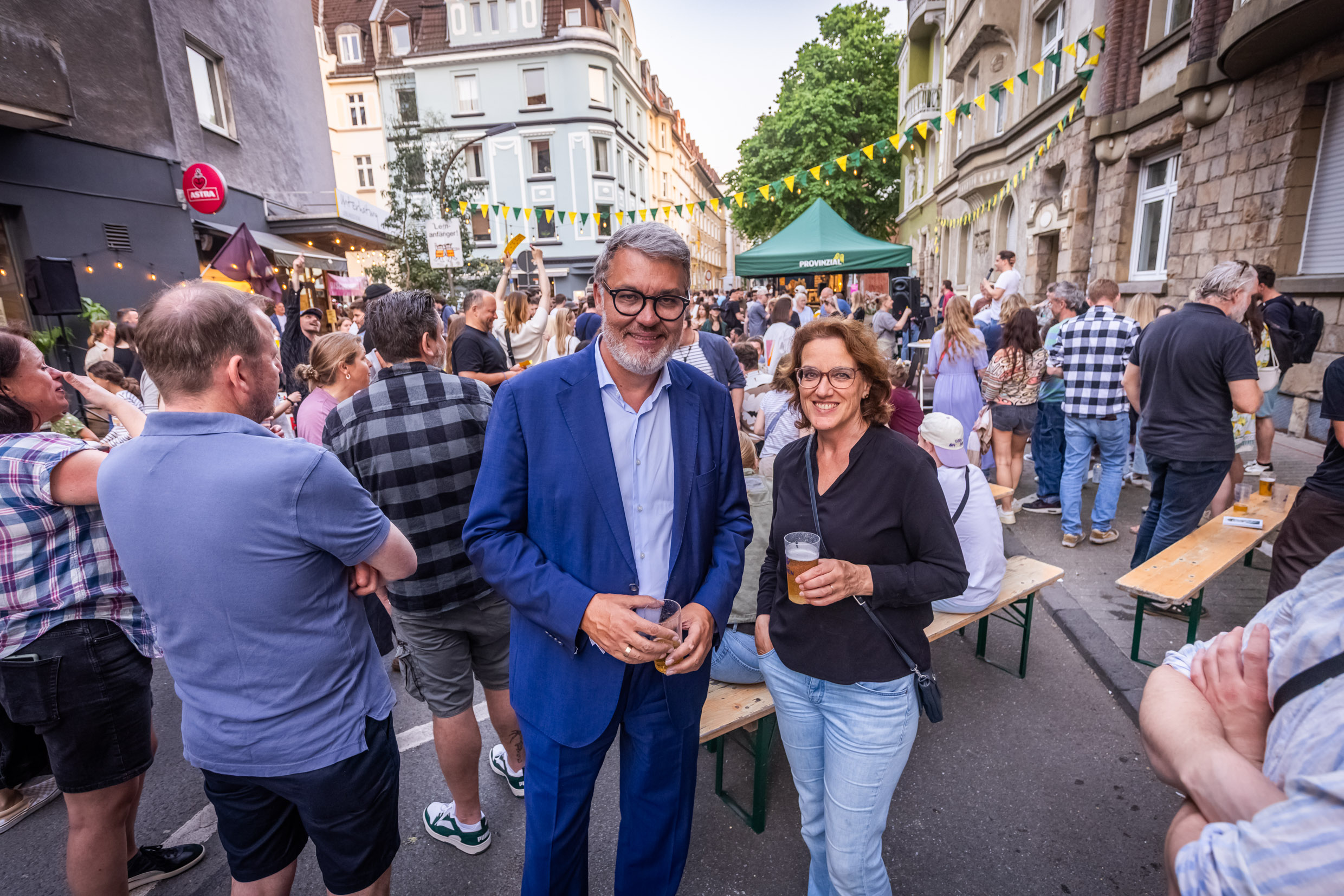 Oberbürgermeister Thomas Westphal mit einer Frau beim Nachbarschaftsfest im Dortmunder Kreuzviertel.