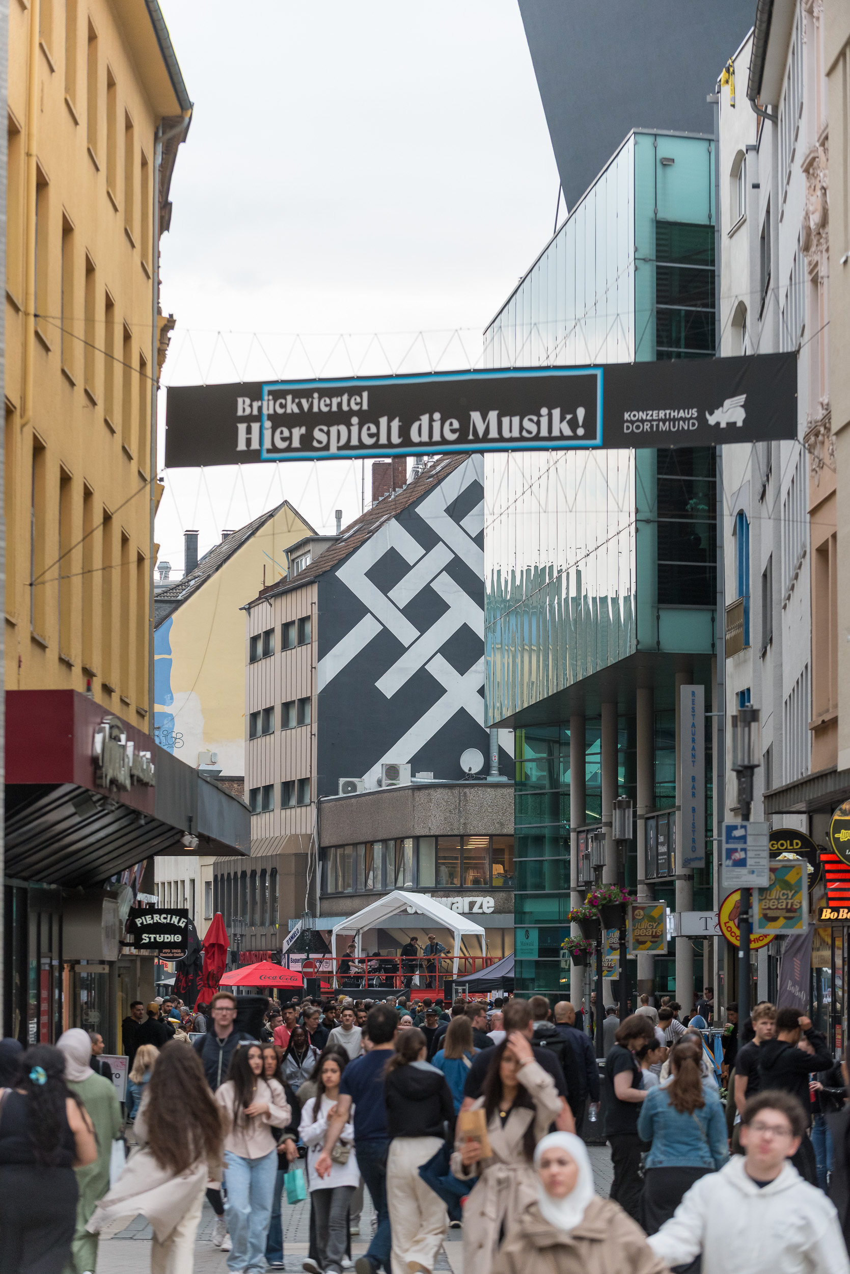 Eine Einkaufsstraße voller Menschen.