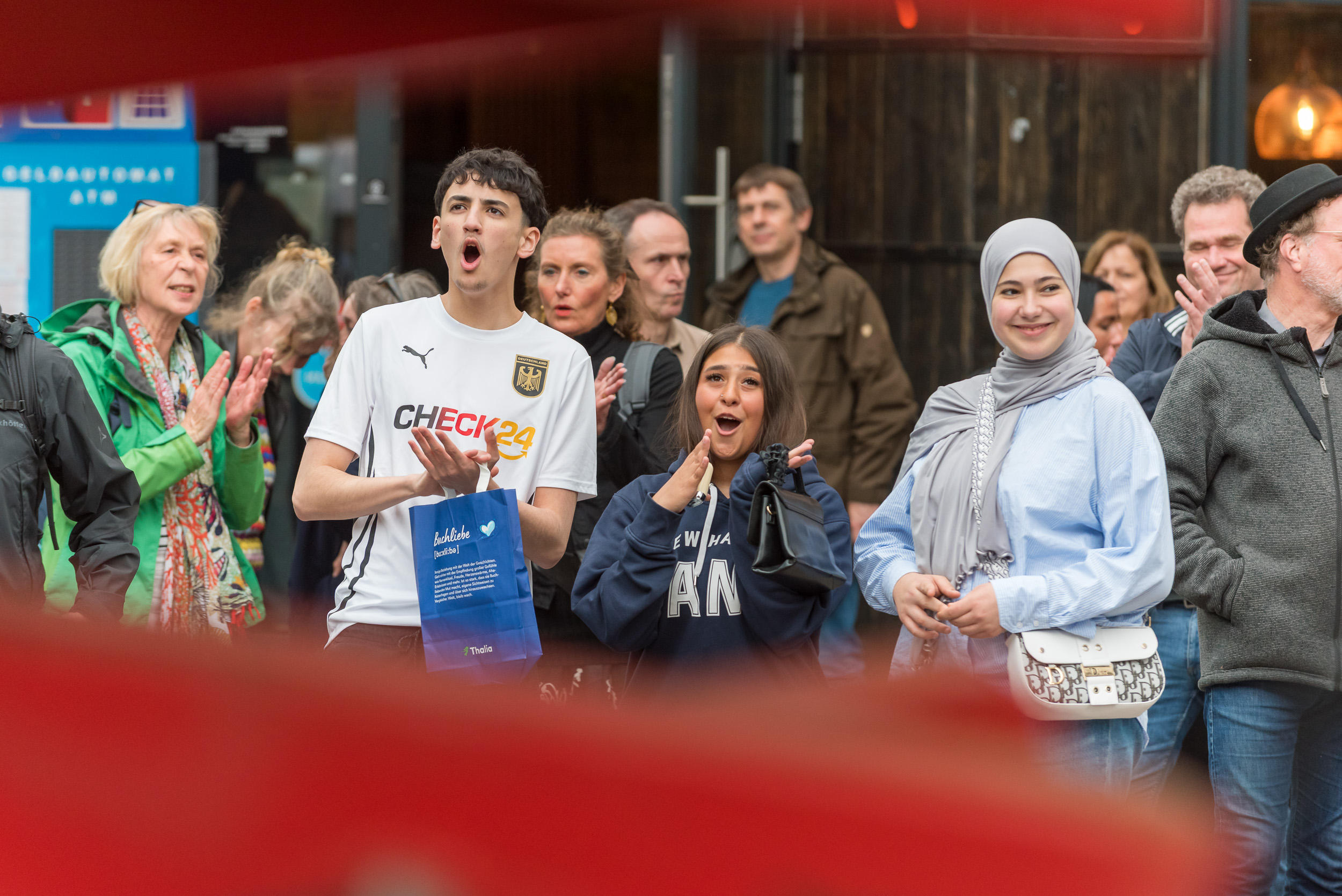 Jubelndes Publikum vor einer Bühne.